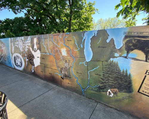 Silverton Mural showing bobby the wonder dog and a map of the Oregon Trail