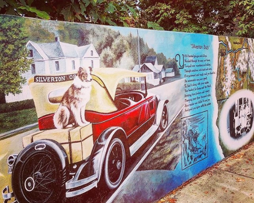 Silverton Mural showing dog in back of classic car