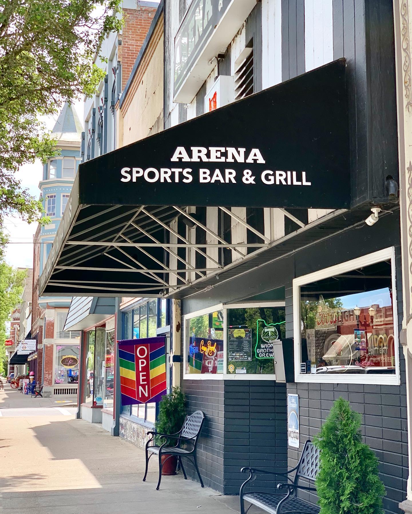 Arena Sports Bar & Grill Exterior Picture