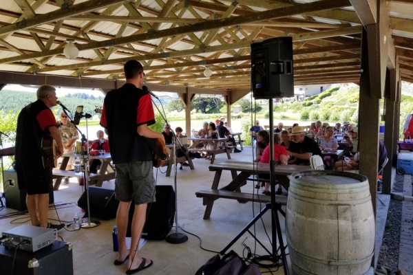 Shows live music at Airlie Winery