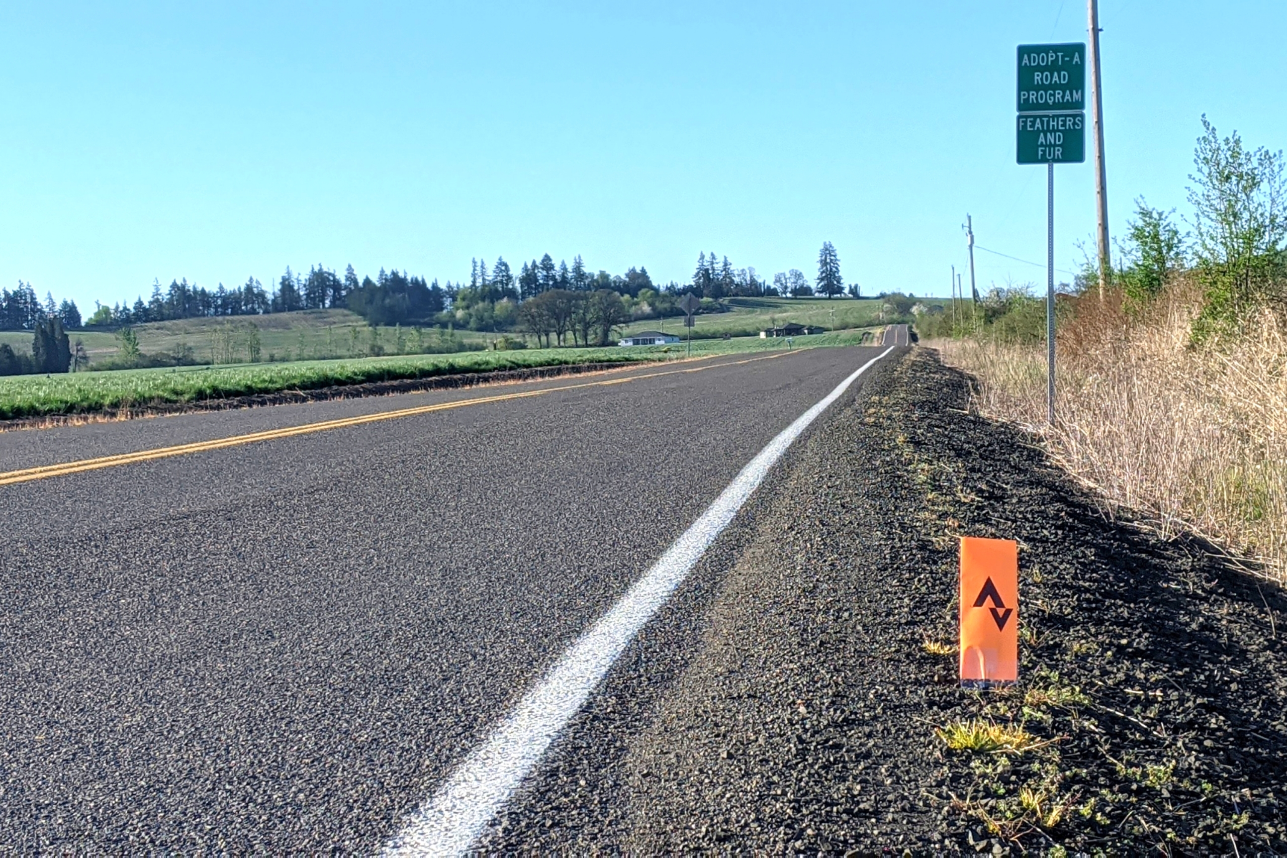 Srava marker along a paved road